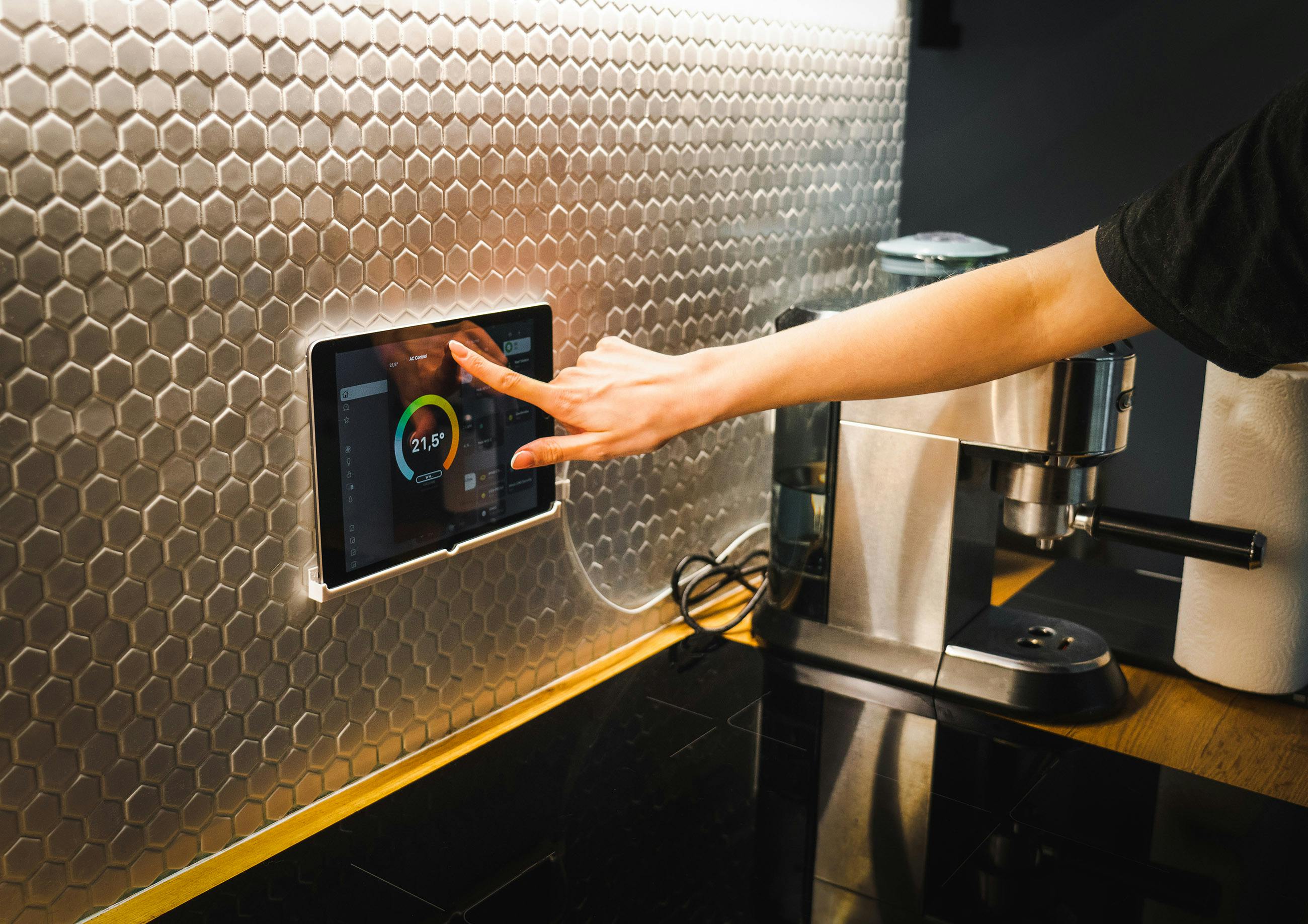 Tablet steuert Smart-Home-Funktionen (Smart Home)