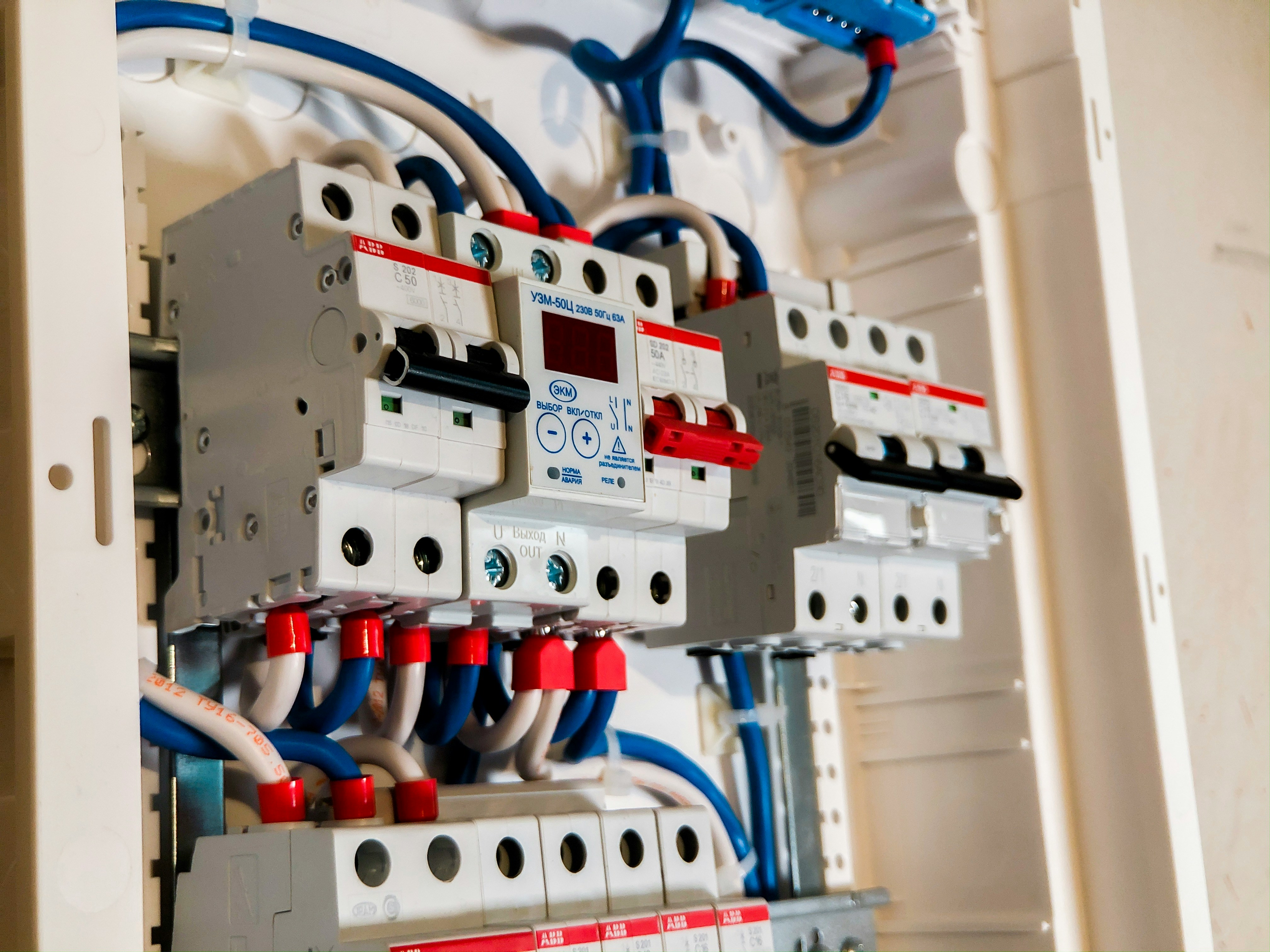 Elektroverteilung/Sicherungskasten mit sauberer Verdrahtung