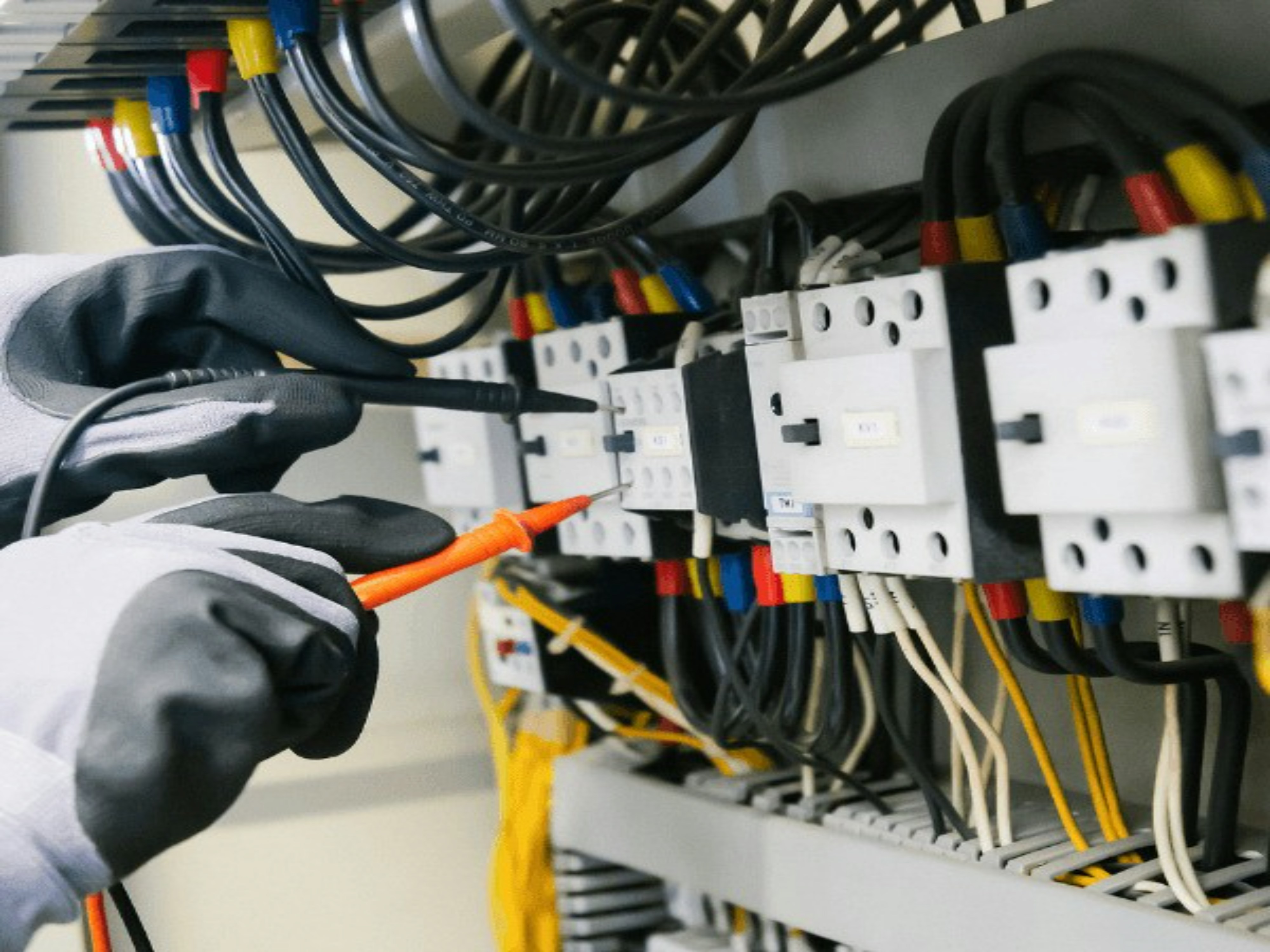Techniker wartet eine Elektroinstallation