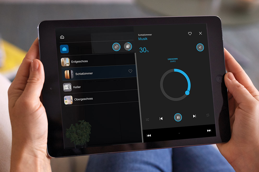 Smart-Home-Bedienoberfläche auf Tablet (Hager)